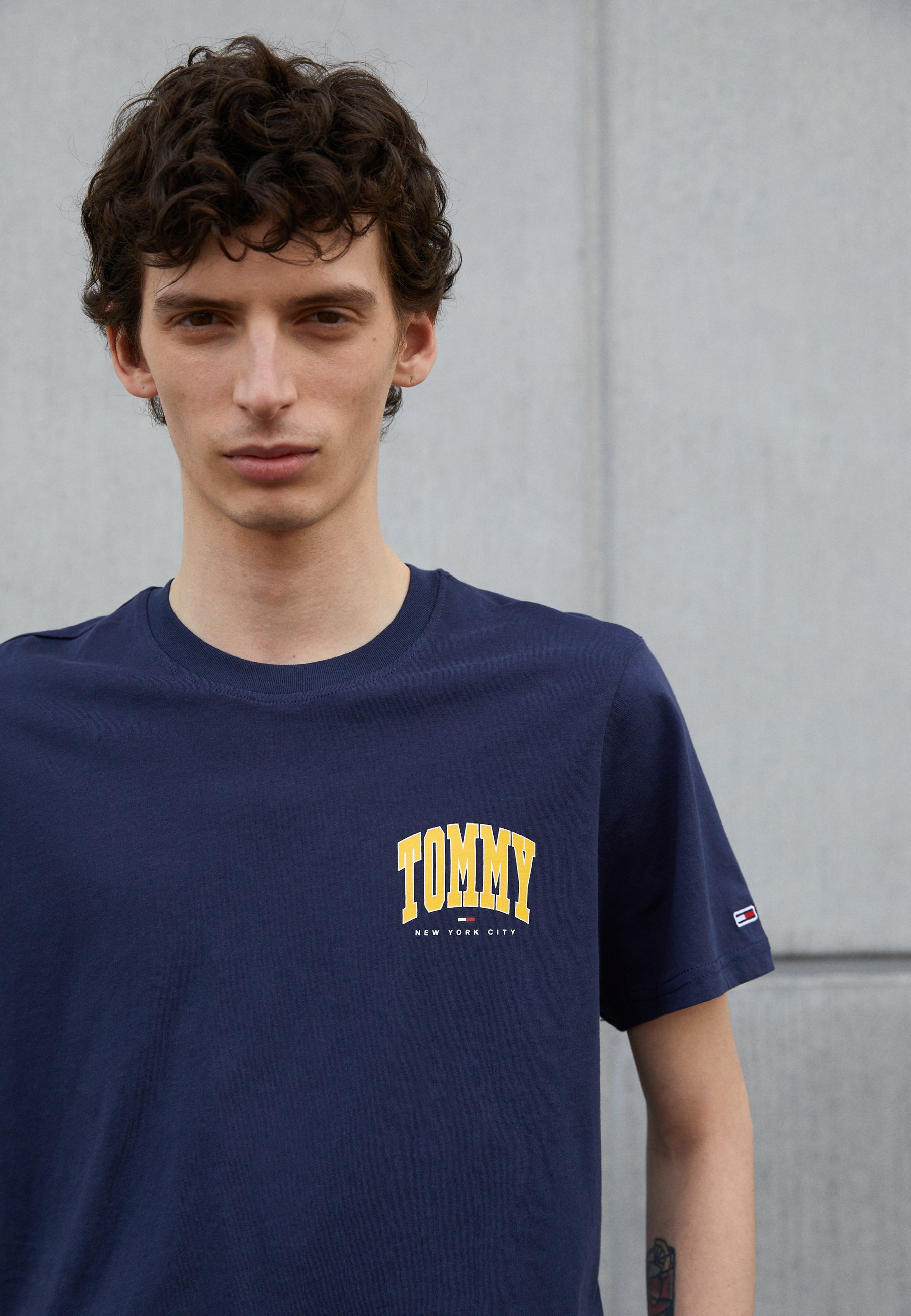 Tommy Jeans CHEST COLLEGE GRAPHIC TEE 