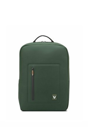 Zaino rettangolare verde con tasca verticale frontale con cerniera e maniglia nera sulla parte superiore, mostrato su sfondo bianco.