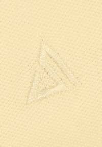 Hellbeige gestrickter Stoff mit einem dezenten, in einem etwas dunkleren Beige gestickten Dreiecklogo, das einen strukturierten Kontrast schafft.