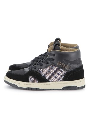Zwarte hoge sneakers met beige binnenvoering, patroon-zijpanelen, zwarte veters en "BOSS" merk op het enkelgebied.