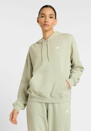 Lichtgroene hoodie van zachte stof, met een voorzak, trekkoorden en een klein wit logo op de borst.