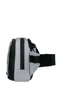 Kompakte graue und schwarze Tasche mit rechteckiger Form, strukturiertem Stoff, verstellbarem Tragegurt und Reißverschluss. Verfügt über eine Seitentasche.