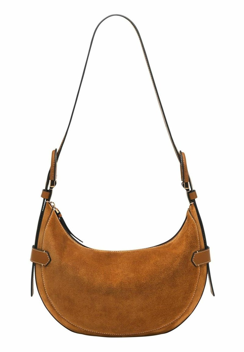 Sac bandoulière en daim marron en forme de croissant avec bandoulière en cuir réglable et fermeture éclair sur fond blanc.
