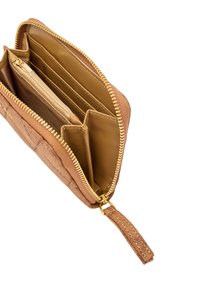 Brązowy portfel z zamkiem błyskawicznym, o fakturowanym wykończeniu, z wieloma kieszonkami na karty oraz sekcją na monety, z hardwarem w kolorze złotym i uchwytem do zamka.