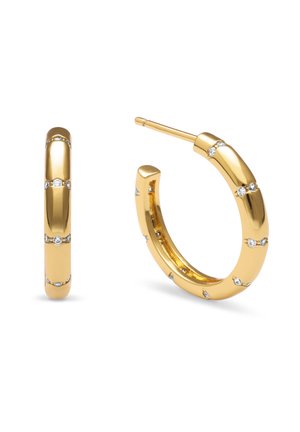 Goldene Creolen mit kleinen eingearbeiteten Kristallen, die gleichmäßig auf der Oberfläche verteilt sind, polierte Oberfläche, eine von vorne und eine geöffnet gezeigt.