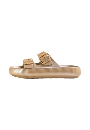 Beige slidesandal lavet af tekstureret materiale, med to justerbare remme med spændeaccenter og en rilleret sål.