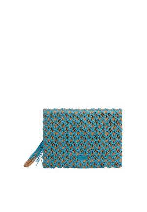 Pochette rettangolare intrecciata coperta da una rete blu con un nappina su un lato su sfondo bianco.