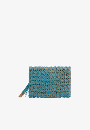 Pochette rettangolare intrecciata coperta da una rete blu con un nappina su un lato su sfondo bianco.