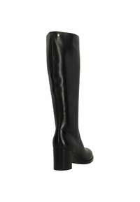 Zwarte leren kniehoog boot met een ronde neus en blokhak; slank ontwerp met een gladde textuur en minimale accenten.