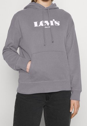 Sudadera gris con capucha y bolsillo canguro, que presenta un logo blanco de Levi's en el pecho. Tela suave y puños y dobladillo acanalados.