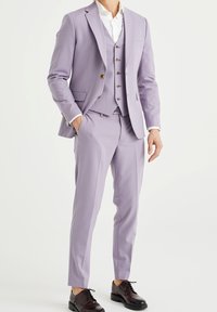 Světle fialový oblek se sakem na míru, sladěnou vestou a úzkými kalhotami. Ozdoben zlatými knoflíky a bílou košilí pod ním. Černé boty.