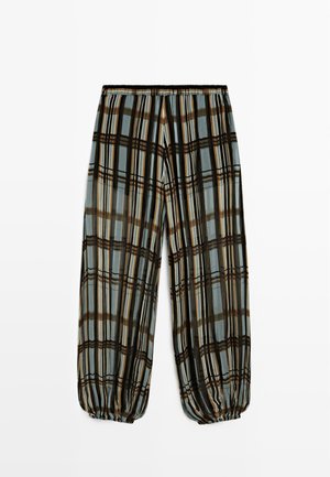 Weit geschnittene Hose mit elastischem Bund und Bündchen, gestaltet mit vertikalen und horizontalen Karostreifen in Braun-, Schwarz-, Creme- und Hellblau-Tönen.