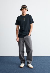 Nike Sportswear TEE - Apdrukāts T-krekls - black