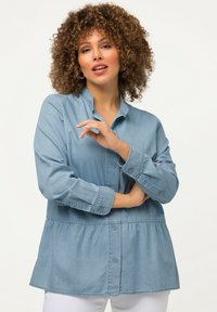 Himmelblaues Denim-Hemd mit Knopfleiste, Kragen, langen Ärmeln, gerafftem Taillenbund und Knopfmanschetten. Glatte Textur und lässiges Design.