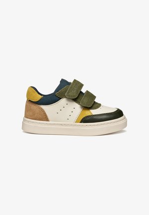 Basket multicolore avec une base en cuir blanc, des accents en suédine verte et jaune, un textile marine et des doubles bandes Velcro pour la fermeture.