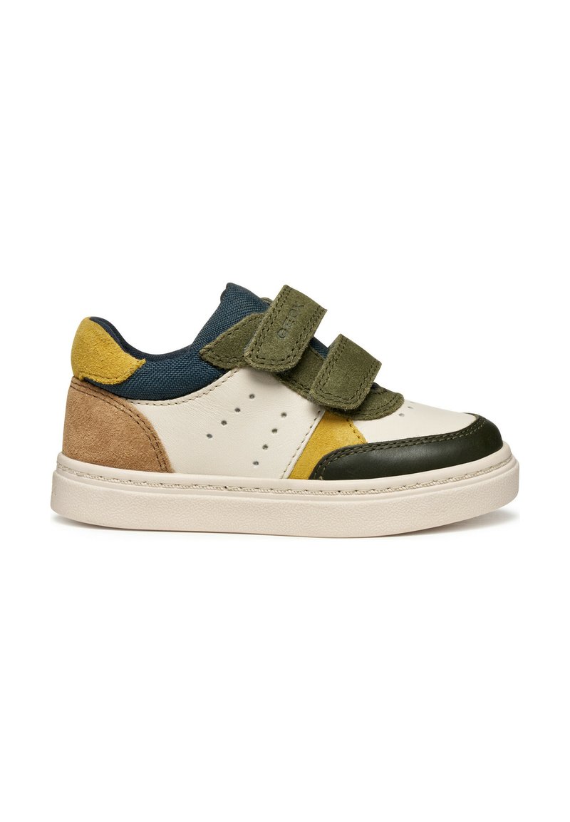 Färgglad sneaker med en vit läderbas, gröna och gula mockadetaljer, marinblå textil och dubbla kardborreband för stängning.