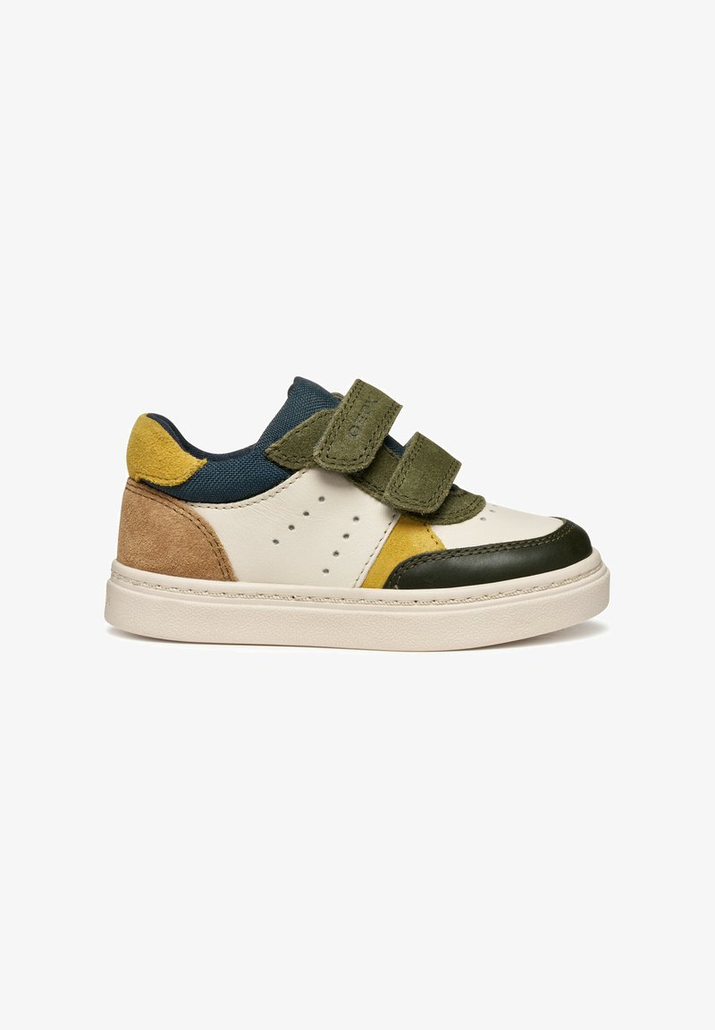 Sneaker multicolore con una base in pelle bianca, accenti in suede verde e giallo, tessuto blu navy e doppie chiusure in velcro.