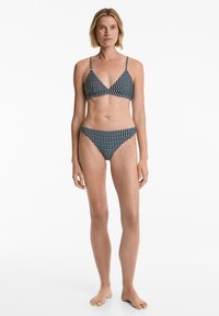 Námořnický bikiny set s bílým a barevným geometrickým vzorem; trojúhelníkový top s nastavitelnými ramínky; spodní díl s nízkým pasem. Hladká textilie.