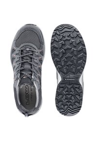 Grauer Wanderschuh mit mesh-Obermaterial und gemusterten Schnürsenkeln, von oben gezeigt, und Profilsohle mit robustem Grip und "LOWA"-Logo.