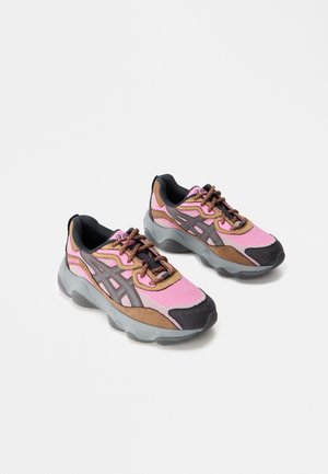 Scarpe sportive rosa e marroni con materiali in rete e suede, design a strati, punta rotonda e suola grigia testurizzata. Lacci marroni e dettagli del logo.