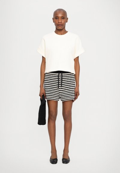 CLOSED CROPPED - Pamata T-krekls - off-white