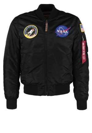 Schwarze Nylon-Bomberjacke mit gerippten Bündchen und Saum. Verfügt über NASA- und Shuttle-Missions-Patches, eine mit Reißverschluss verschließbare Armtasche und ein Schlaufenetikett.