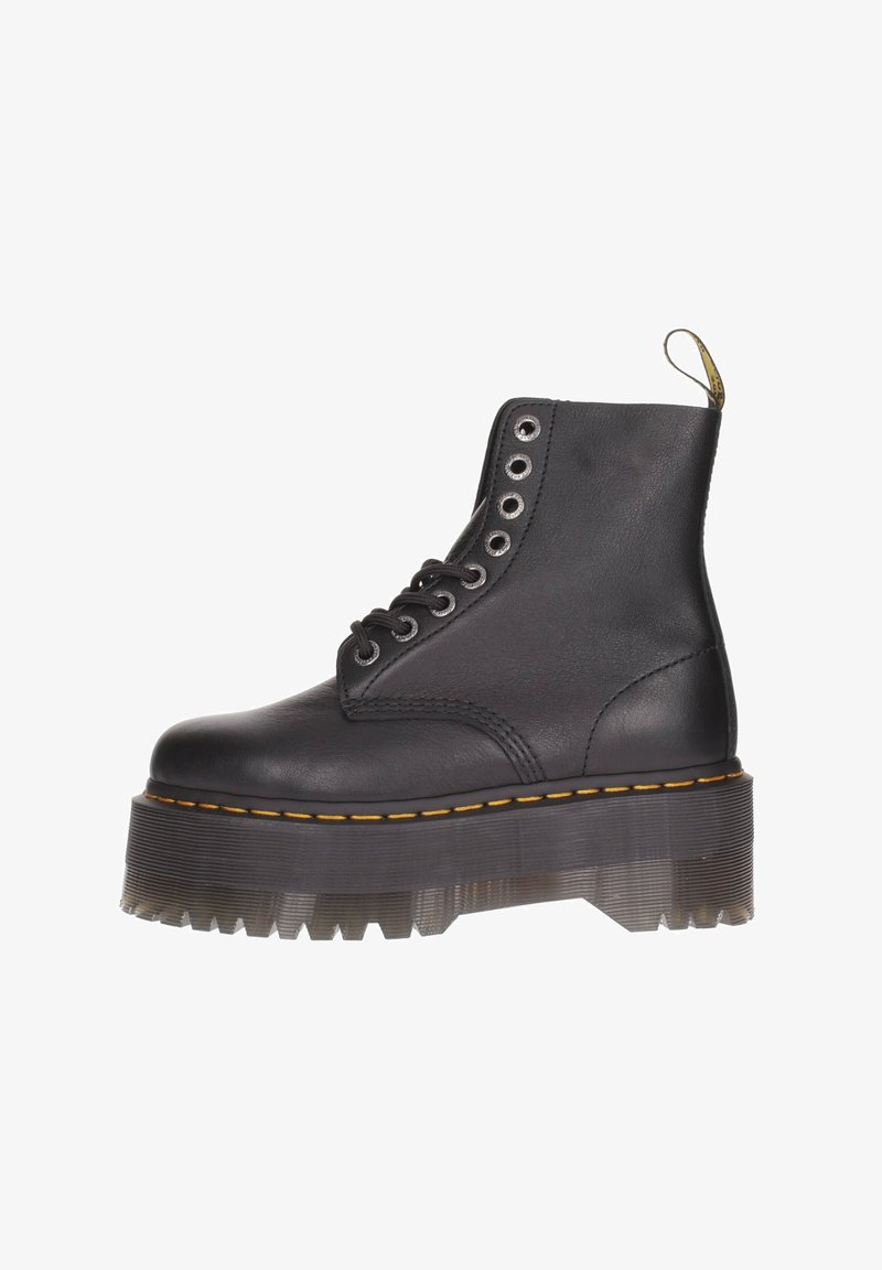 Bota de tornozelo em couro preto com atacadores de seis ilhós, costura amarela e uma sola de plataforma transparente com borda serrilhada.