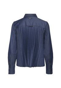 Granatowa koszula dżinsowa z plisowanym tyłem, długimi rękawami z zapięciem na guziki oraz klasycznym kołnierzykiem przy dekolcie.