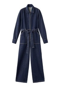 Combinaison en denim bleu foncé avec des manches longues, fermeture éclair à l'avant, ceinture à la taille, jambes larges et deux poches plaquées à l'avant.
