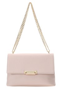 Růžová kabelka z umělé kůže se zlatým řetízkovým popruhem, obdélníkového tvaru, s překlápěcí klopou a kovovým zapínacím detailem. Hladká textura.