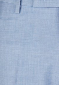 Jasnoniebieska tkanina z delikatnym, teksturowanym wzorem, przedstawiająca pas i pętlę na pasek.