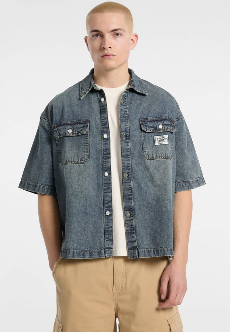 Korte mouw denim shirt in middelblauw, met twee borstzakken en een knoopsluiting, gemaakt van gestructureerde katoenen stof.