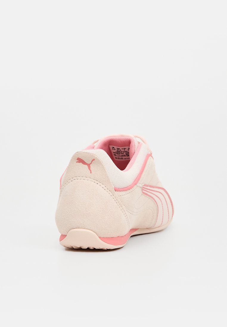 Zijden en mesh sneaker in lichtroze met een textuurafwerking, met een donkerroze accent en een subtiel logo nabij de hiel.
