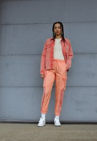 Jordan W J ESSEN UTILITY - Calças cargo - crimson bliss