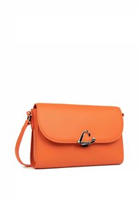 Borsa a mano in pelle arancione con chiusura a pattina, dettagli in metallo argentato, tracolla regolabile e superficie testurizzata. Linee pulite e forma compatta.