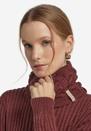 Col roulé bordeaux tricoté avec un motif texturé, des détails côtelés et une petite étiquette de marque. Matière douce et confortable, idéale pour les temps froids.