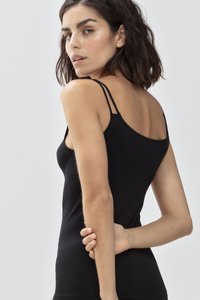 Top nero senza maniche con spalline sottili, design aderente, texture liscia e scollatura a barca, che mostra la schiena e le spalle del modello.