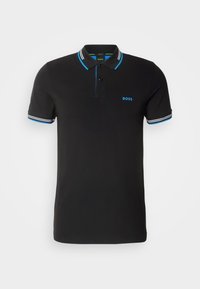Polo noir avec liseré bleu et blanc sur le col et les manches, deux boutons noirs, et logo "BOSS" bleu sur la poitrine.