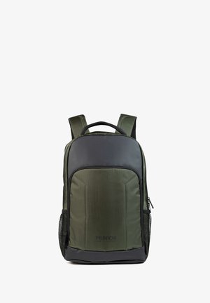 Zaino verde oliva con tessuto strutturato, parte anteriore imbottita, dettagli neri e manico superiore. Include tasche laterali in rete e chiusura con cerniera.