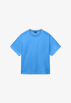 Ensfarvet, klarblå, kortærmet T-shirt med rund halsudskæring og en lille signaturdetalje nær den nederste kant på en hvid baggrund.