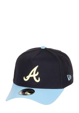 Schwarze Kappe mit einem hellblauen Schirm und Knopf, auf der Vorderseite mit einem großen, gestickten gelben "A" und einem kleinen Logo an der Seite.