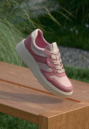 Różowo-kremowe sneakersy z teksturowanym zamszowym wykończeniem, z chunky, rowkowaną podeszwą i okrągłymi sznurowadłami, z minimalnymi akcentami i perforacjami.