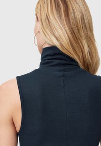 Top sin mangas de canalé en color marino, con cuello alto, tejido texturizado y un sutil detalle de costura en la parte trasera.