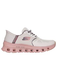 Skechers Slip-Ins, parte superior de malla en blanco con acentos en rosa, punta redondeada, diseño ligero y suela acolchada rosa con orificios de ventilación.