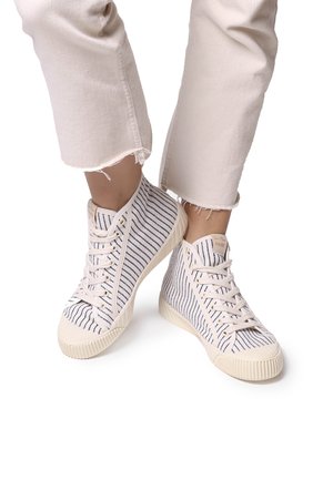Sneaker alte in tessuto bianco con strisce blu navy, caratterizzate da una suola testurizzata, design con lacci e etichetta logo sulla linguetta.