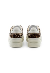 Sneaker con stampa leopardo, con upper in tessuto texture simile alla pelliccia, dettagli beige e suola spessa di colore crema. Include un'etichetta con il marchio sul tallone.