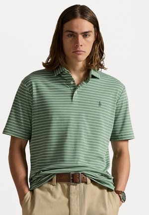 Groen gestreept poloshirt met een kraag, met een klein logo op de borst. Gecombineerd met beige broek en een bruine riem met een zilveren gesp.
