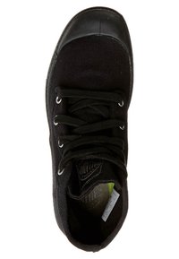 Sneaker in tela nera con punta arrotondata, punta in gomma, lacci neri e fodera in tessuto. Include un accento verde all'interno della scarpa.