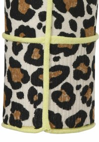 Leopardprint opbergdoos gemaakt van gestructureerde stof met een beige basis, zwarte en bruine vlekken, en een helder gele elastische band.