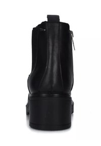 Stivaletti neri in pelle con punta arrotondata, tacco basso a blocco e cerniera laterale. Texture liscia con sottili dettagli di cucitura.